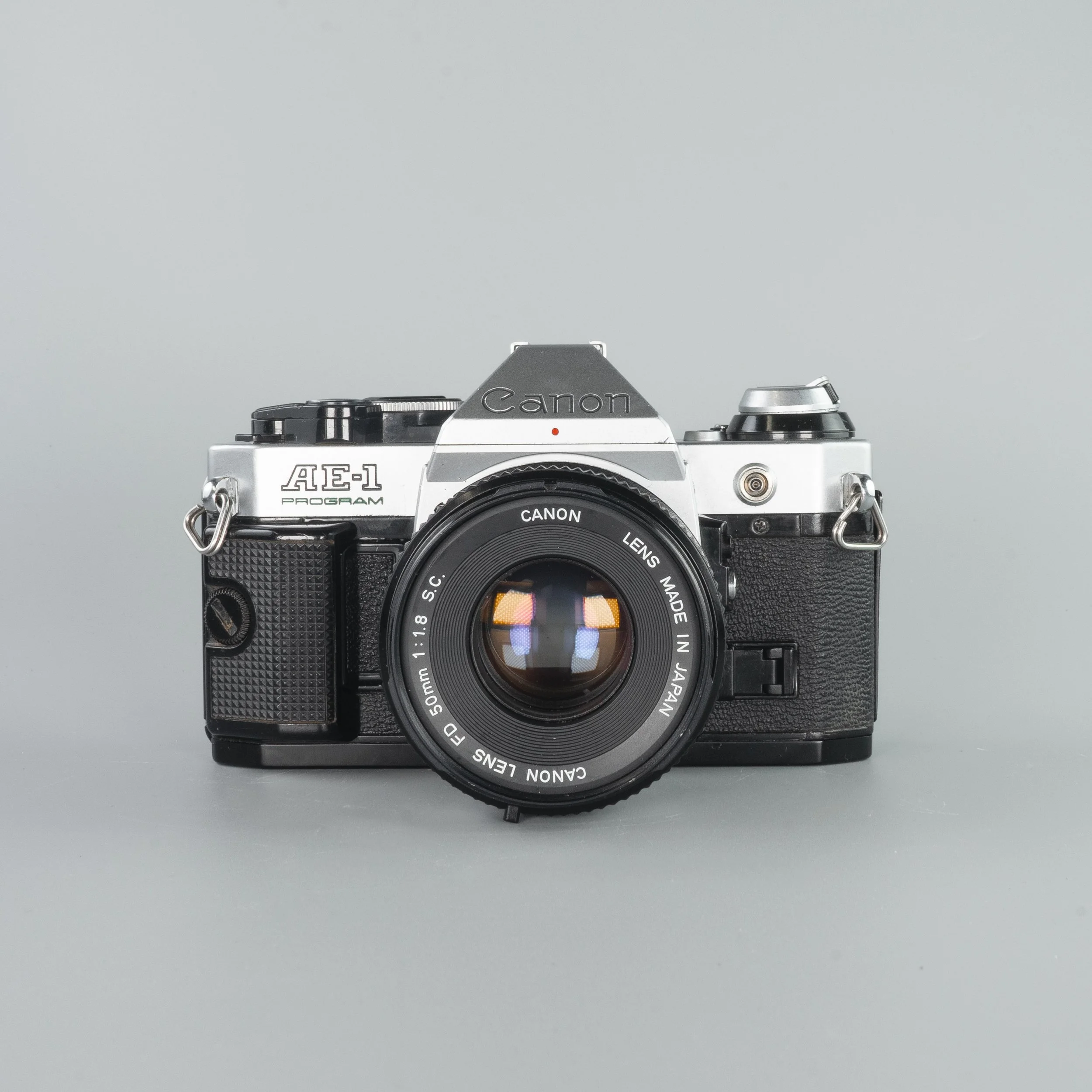 (ジャンク品)のCanon AE-1 Program 28 mmレンズ付き フィルム一眼レフ Canon AE-1 PROGRAM レンズ2本セット Canon AE-1 / AE-1
